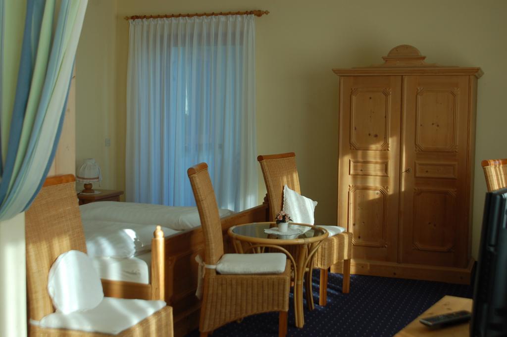 Hotel Brucker Gastehaus Fuerstenfeldbruck Pokoj fotografie